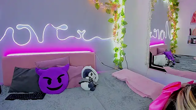 Snapshot of YouliteSllut2 chatting on 12.29.24 YouliteSllut2 online show from 12.29.24