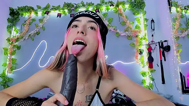 Snapshot of YouliteSllut2 chatting on 01.23.25 YouliteSllut2 online show from 01.23.25