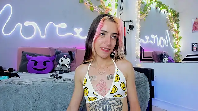 Snapshot of YouliteSllut2 chatting on 02.14.25 YouliteSllut2 online show from 02.14.25