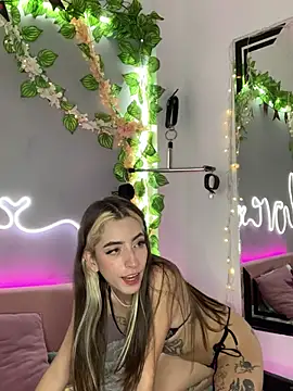 Snapshot of YouliteSllut2 chatting on 03.05.25 YouliteSllut2 online show from 03.05.25