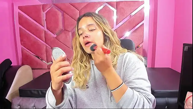 Snapshot of Olivia_Fox69 chatting on 02.13.25 Olivia Fox69 online show from 02.13.25