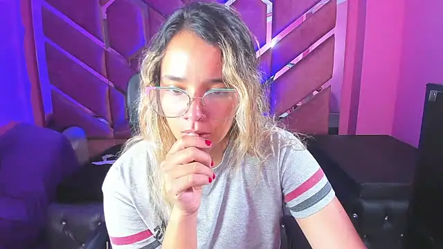 Snapshot of Olivia_Fox69 chatting on 02.19.25 Olivia Fox69 online show from 02.19.25