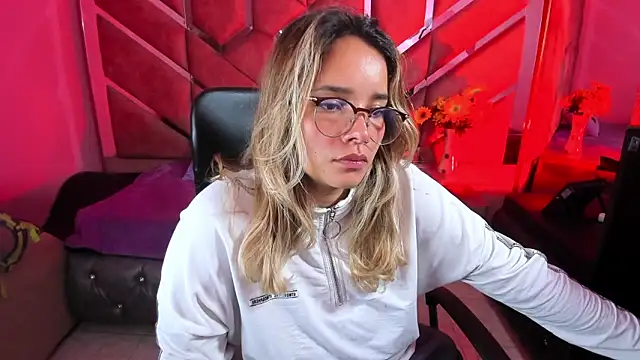 Snapshot of Olivia_Fox69 chatting on 09.16.25 Olivia Fox69 online show from 09.16.25