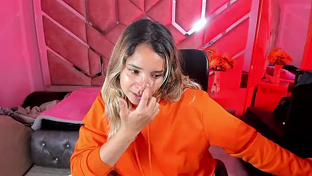 Snapshot of Olivia_Fox69 chatting on 09.29.25 Olivia Fox69 online show from 09.29.25