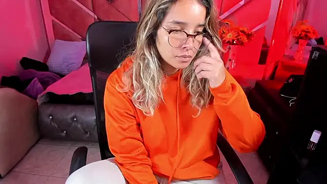 Snapshot of Olivia_Fox69 chatting on 09.30.25 Olivia Fox69 online show from 09.30.25