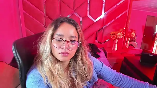 Snapshot of Olivia_Fox69 chatting on 10.28.25 Olivia Fox69 online show from 10.28.25