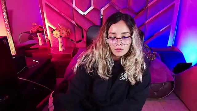 Snapshot of Olivia_Fox69 chatting on 11.21.25 Olivia Fox69 online show from 11.21.25