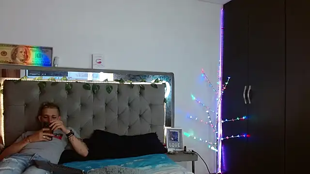 Snapshot of parejacaliente20154 chatting on 12.27.24 parejacaliente20154 online show from 12.27.24