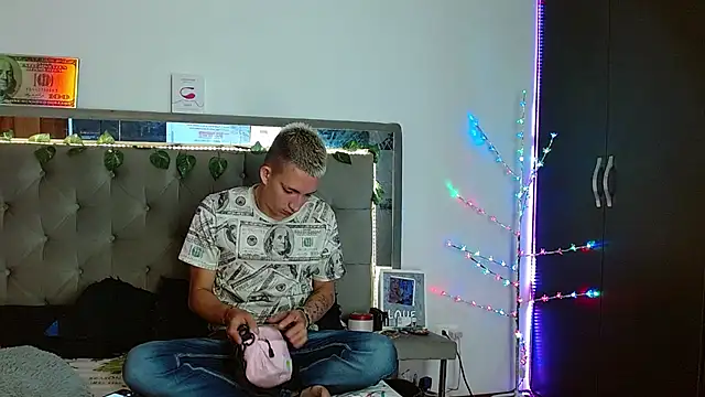 Snapshot of parejacaliente20154 chatting on 12.31.24 parejacaliente20154 online show from 12.31.24