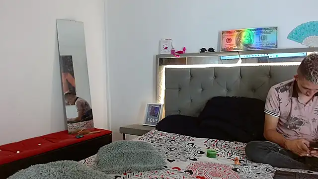 Snapshot of parejacaliente20154 chatting on 01.15.25 parejacaliente20154 online show from 01.15.25