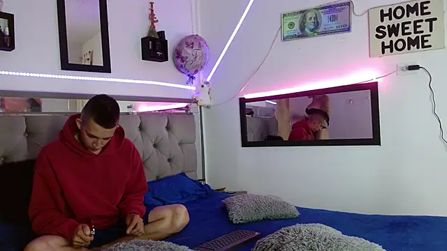 Snapshot of parejacaliente20154 chatting on 02.28.25 parejacaliente20154 online show from 02.28.25