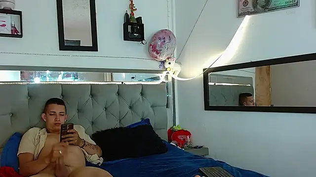 Snapshot of parejacaliente20154 chatting on 03.05.25 parejacaliente20154 online show from 03.05.25