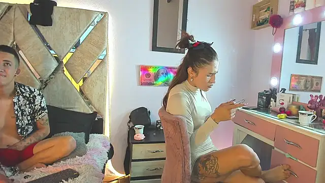 Snapshot of parejacaliente20154 chatting on 11.13.25 parejacaliente20154 online show from 11.13.25