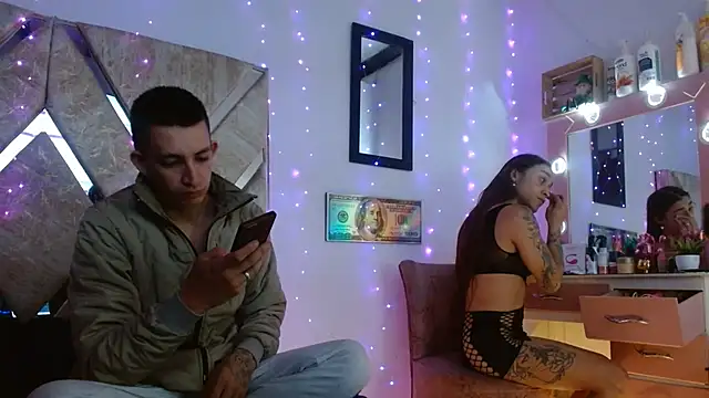 Snapshot of parejacaliente20154 chatting on 11.22.25 parejacaliente20154 online show from 11.22.25