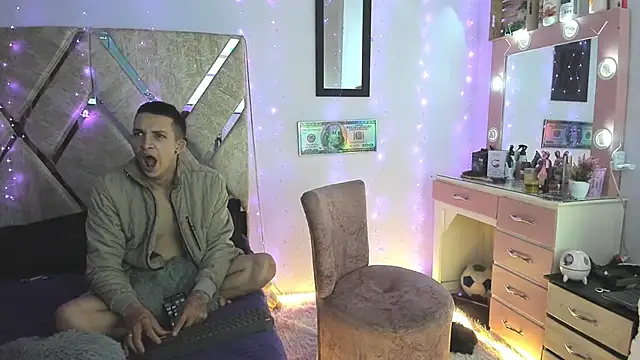 Snapshot of parejacaliente20154 chatting on 11.24.25 parejacaliente20154 online show from 11.24.25