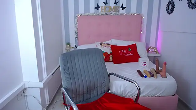 Snapshot of Lunna_boobs chatting on 12.17.24 Lunna boobs online show from 12.17.24