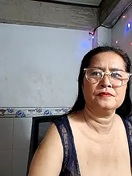 Snapshot of phnz chatting on 11.21.25 phnz online show from 11.21.25