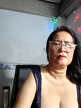 Snapshot of phnz chatting on 12.05.25 phnz online show from 12.05.25