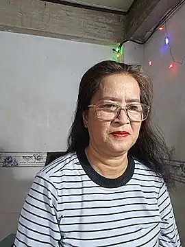 Snapshot of phnz chatting on 05.18.26 phnz online show from 05.18.26