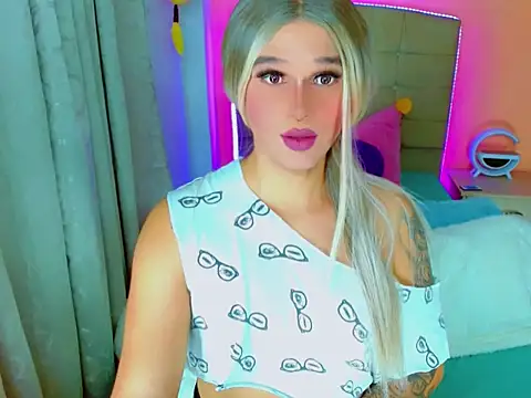 Snapshot of TaylorMon chatting on 09.20.25 TaylorMon online show from 09.20.25