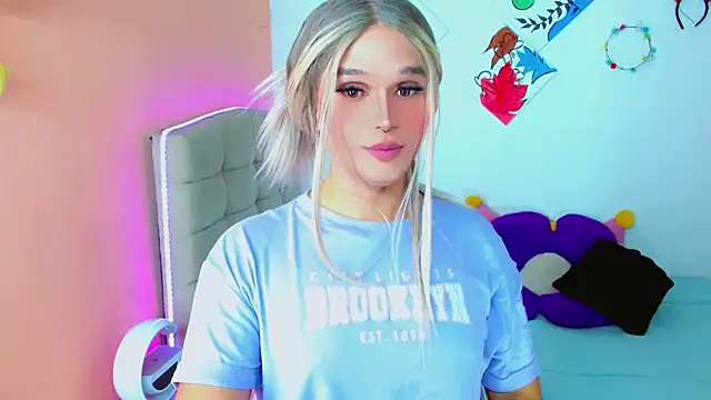 Snapshot of TaylorMon chatting on 10.11.25 TaylorMon online show from 10.11.25