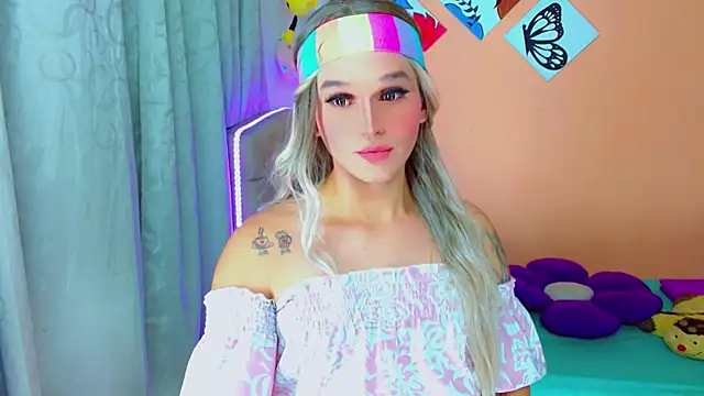 Snapshot of TaylorMon chatting on 10.29.25 TaylorMon online show from 10.29.25