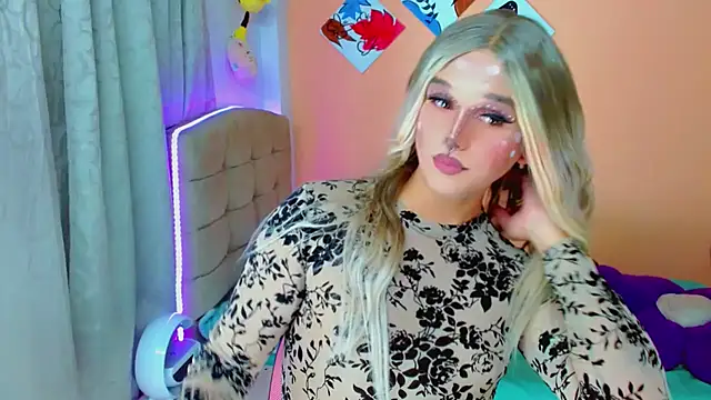 Snapshot of TaylorMon chatting on 11.01.25 TaylorMon online show from 11.01.25