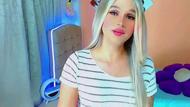 Snapshot of TaylorMon chatting on 11.12.25 TaylorMon online show from 11.12.25