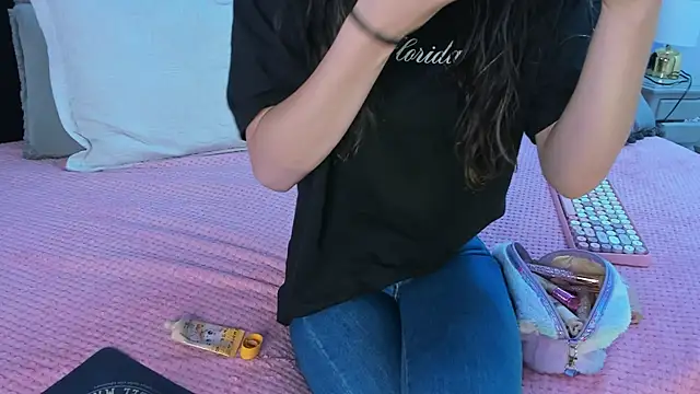 Julieta Cortes   online show from 03.15.25