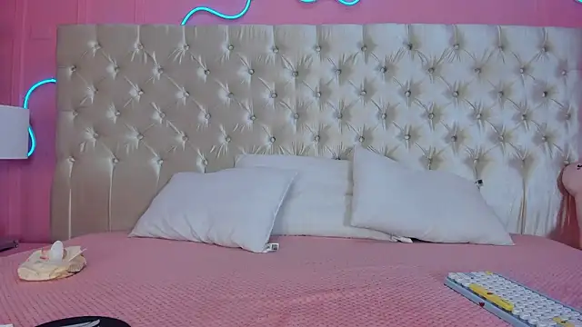 Julieta Cortes   online show from 02.12.26