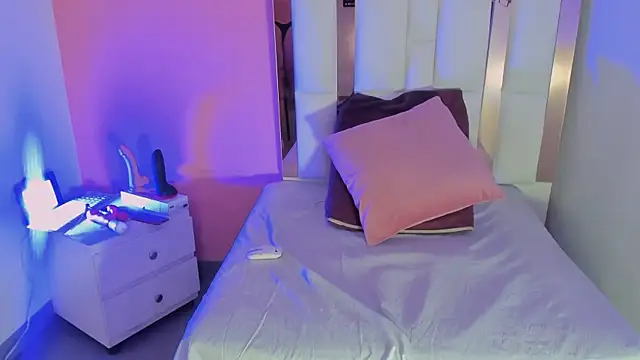 Alanna hot3 online show from 12.18.25