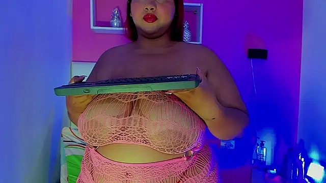 Snapshot of Alanna_hot3 chatting on 06.18.26 Alanna hot3 online show from 06.18.26