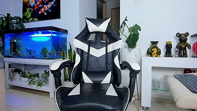 Snapshot of Johnnygrayson1 chatting on 10.01.25 Johnnygrayson1 online show from 10.01.25