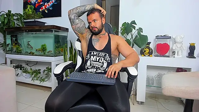 Snapshot of Johnnygrayson1 chatting on 10.07.25 Johnnygrayson1 online show from 10.07.25