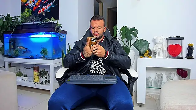 Snapshot of Johnnygrayson1 chatting on 11.08.25 Johnnygrayson1 online show from 11.08.25