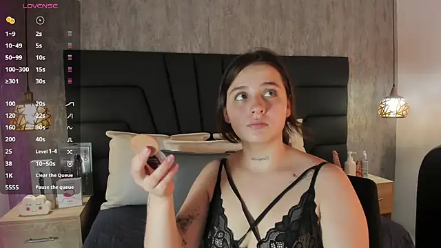 Snapshot of Sabrina_Lennox chatting on 01.28.25 Sabrina Lennox online show from 01.28.25