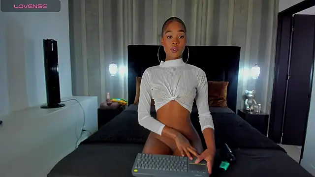 Snapshot of LiaJohnnson chatting on 02.21.25 LiaJohnnson online show from 02.21.25