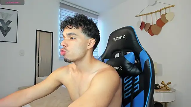 Snapshot of mateoleonee chatting on 02.22.25 mateoleonee online show from 02.22.25