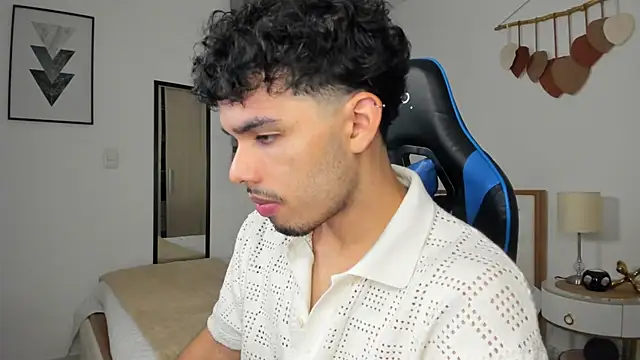 Snapshot of mateoleonee chatting on 02.23.25 mateoleonee online show from 02.23.25