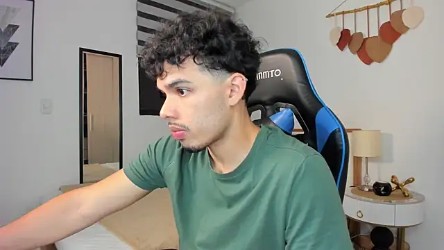 Snapshot of mateoleonee chatting on 02.25.25 mateoleonee online show from 02.25.25