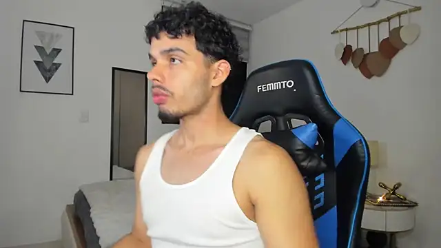 Snapshot of mateoleonee chatting on 03.23.25 mateoleonee online show from 03.23.25