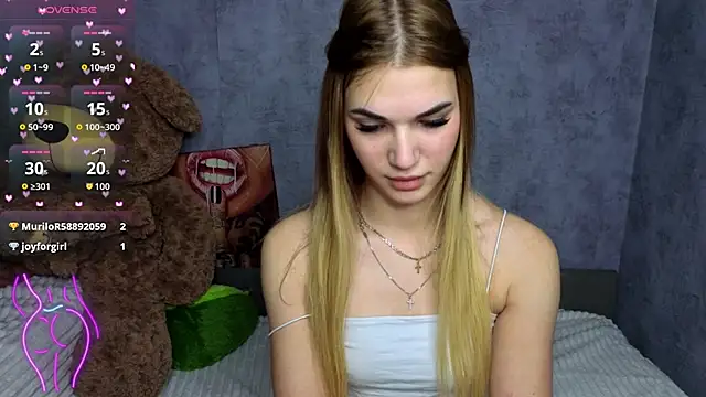 Snapshot of Hellen_Moore chatting on 10.28.25 Hellen Moore online show from 10.28.25