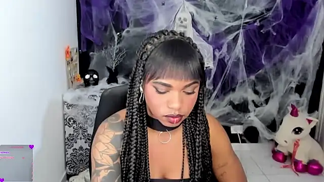 Snapshot of Marce_22 chatting on 10.31.25 Marce 22 online show from 10.31.25