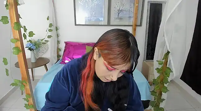 Snapshot of lussyevans24 chatting on 02.04.25 lussyevans24 online show from 02.04.25