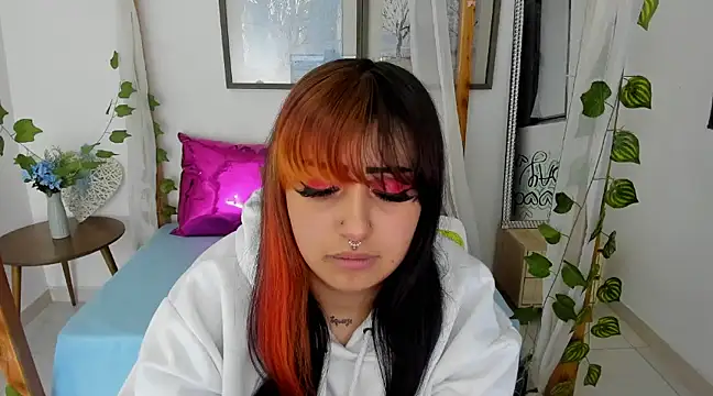 Snapshot of lussyevans24 chatting on 02.05.25 lussyevans24 online show from 02.05.25