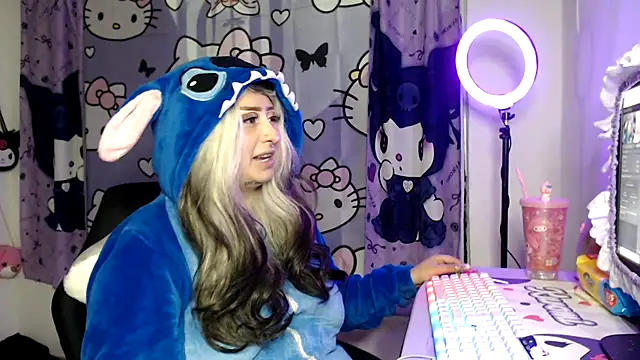 Snapshot of lussyevans24 chatting on 11.11.25 lussyevans24 online show from 11.11.25