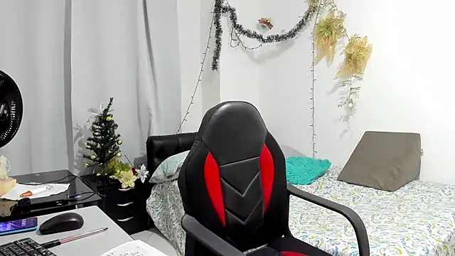 Snapshot of Sanddi_milff chatting on 12.15.24 Sanddi milff online show from 12.15.24