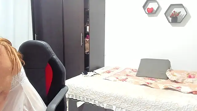 Snapshot of Sanddi_milff chatting on 12.21.25 Sanddi milff online show from 12.21.25