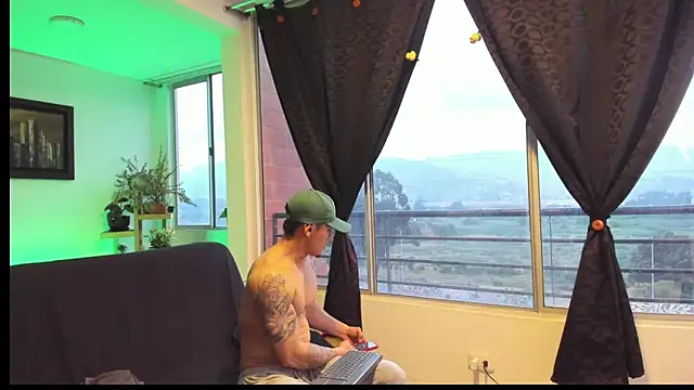 Snapshot of MARCELOANDLUCIAN chatting on 11.12.25 MARCELOANDLUCIAN online show from 11.12.25