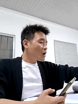 kisstoyousoon2024 online show from 09.10.25